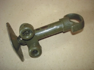 Držák kapoty T148